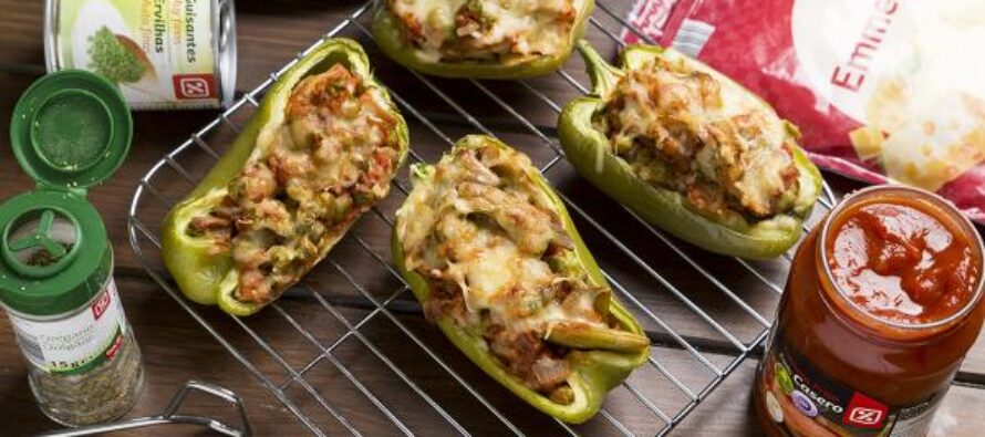 Pimientos verdes rellenos de verduras con tomate y queso