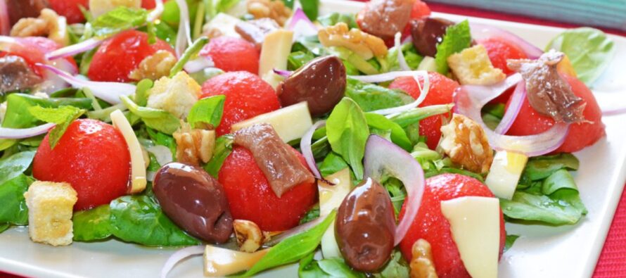 Ensalada de sandía, anchoas y queso ahumado