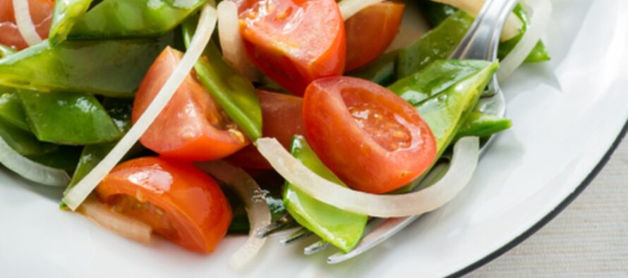 Ensalada de tirabeques con naranja y aceitunas