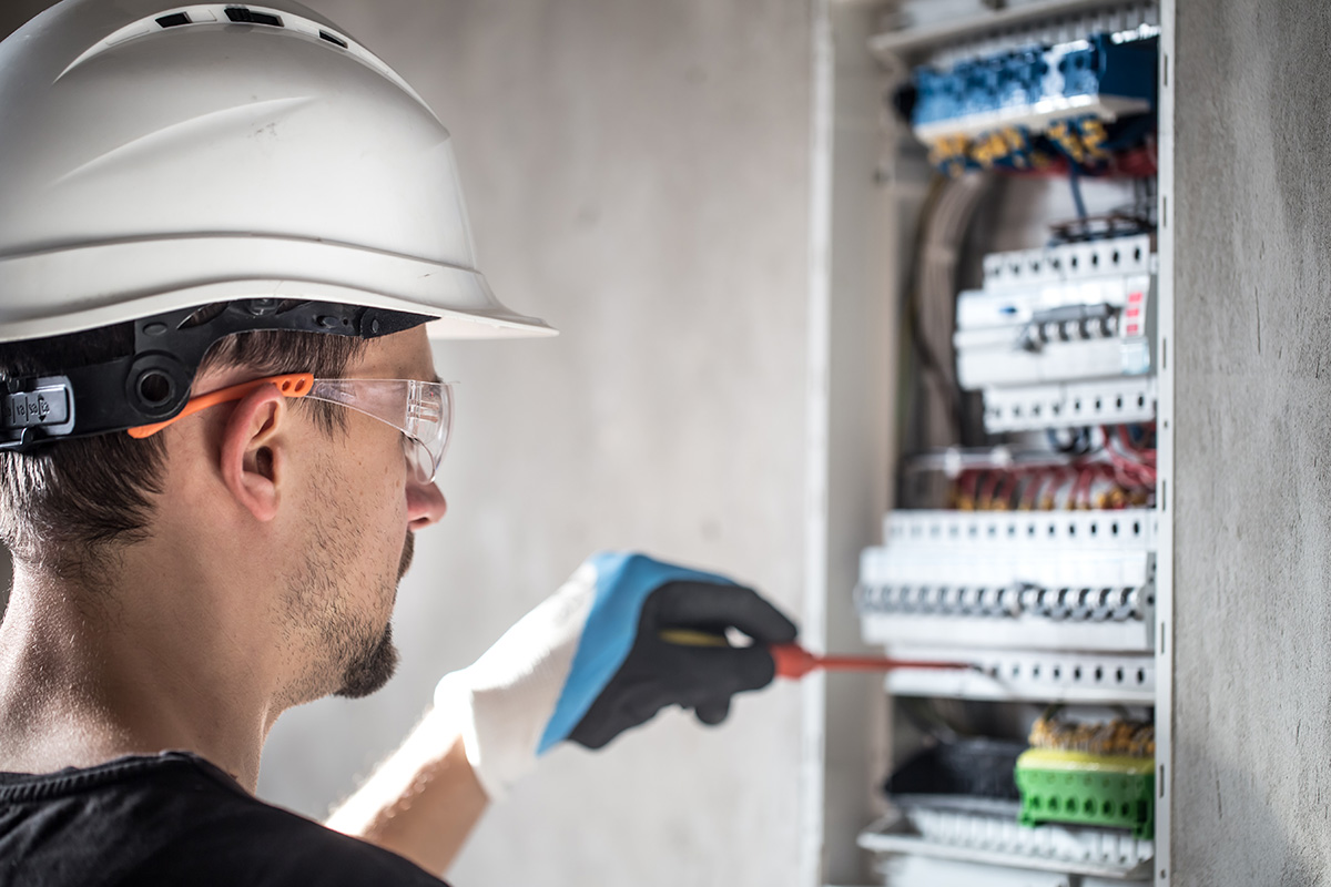 Conocé las herramientas básicas de un electricista profesional