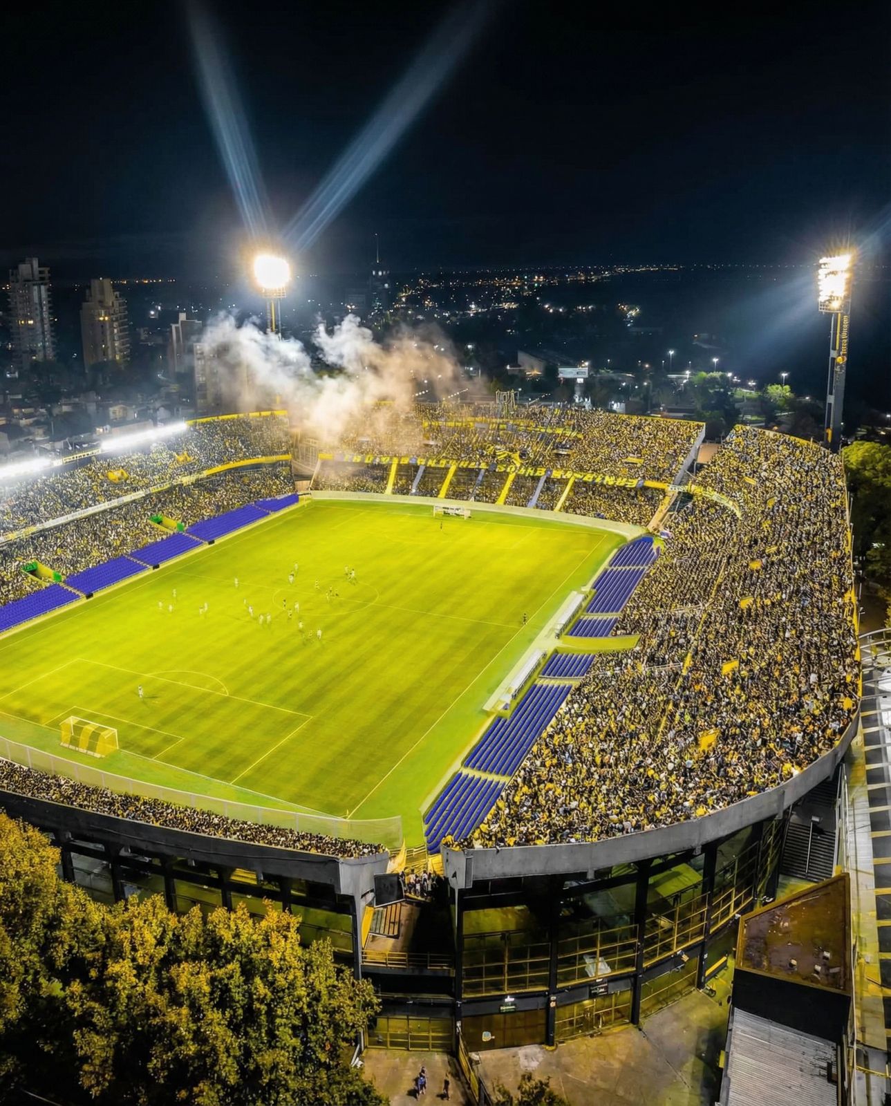 electricidad rosario en el estadio gigante de arroyito con nueva iluminacion led arena vision philips instalada por transelec