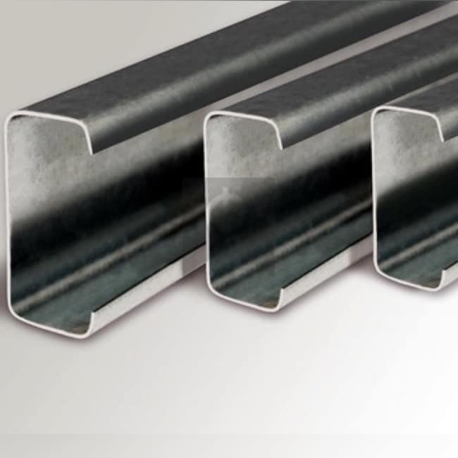 outlet de chapas para techo en herramat con remanentes en varios colores y medidas, junto a perfiles C y canos estructurales para construccion.