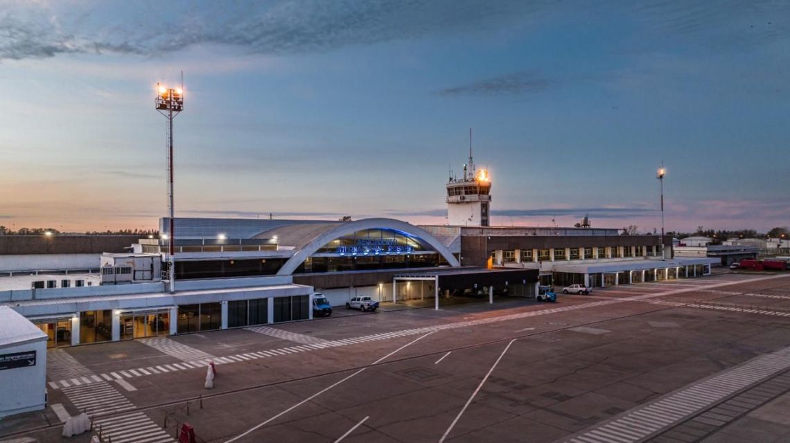 iluminacion led en la nueva ala del aeropuerto internacional rosario islas malvinas realizada por transelec junto a signify con tecnologia eficiente y estandares aeroportuarios
