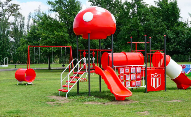 mangrullo infantil fabricado por green juegos para el club atletico pujato, ejemplo de fabricacion de juegos para espacios publicos y privados