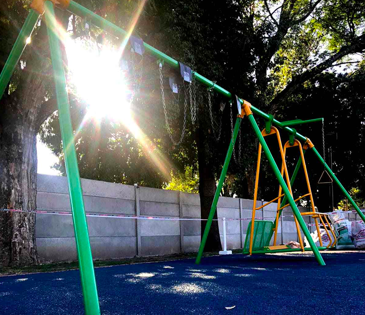 pisos antigolpes de caucho instalados en plaza infantil para amortiguar caidas y mejorar la seguridad en espacios de juego