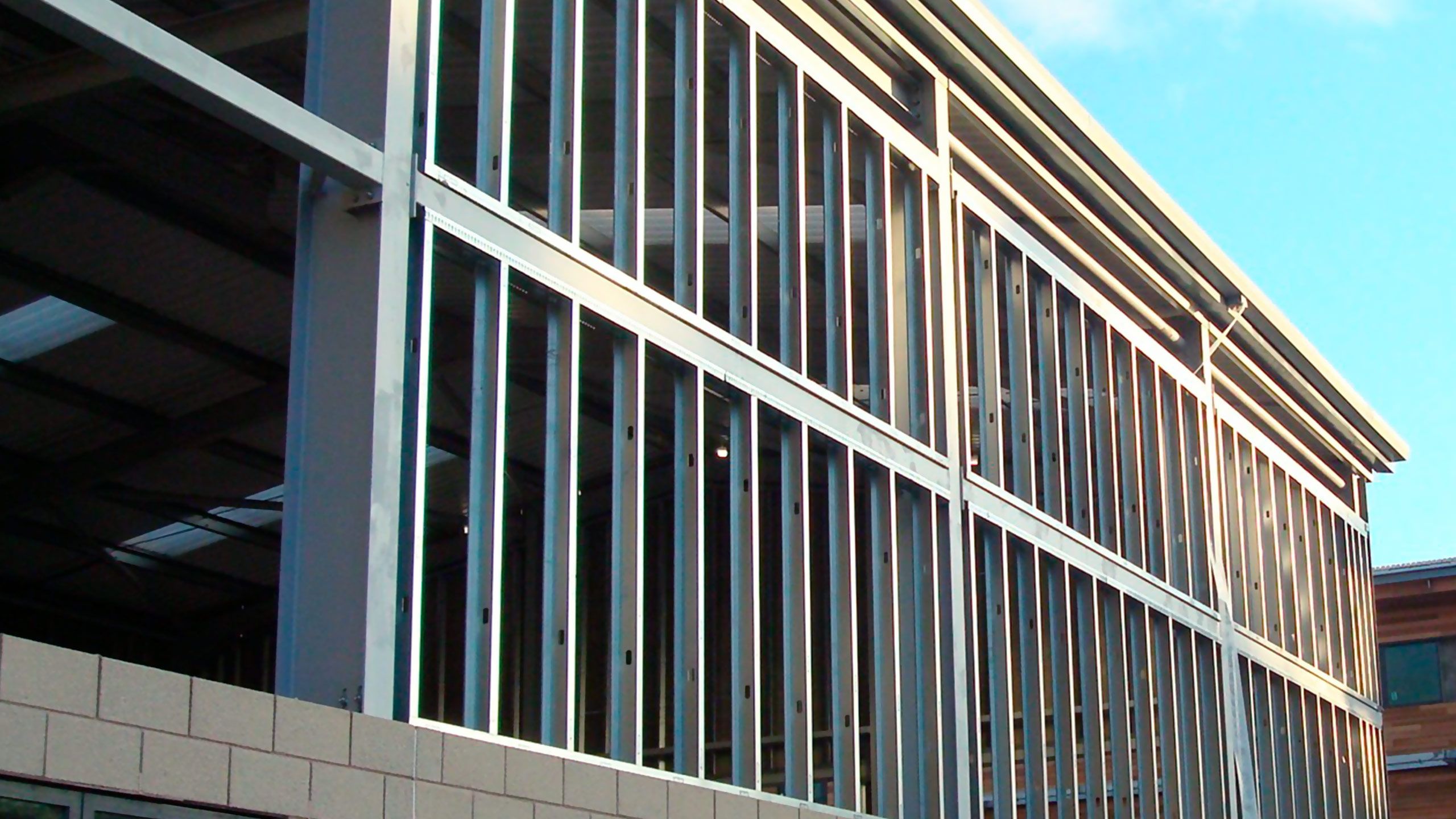 canos estructurales de acero utilizados en obras de construccion y proyectos industriales, disponibles en herramat