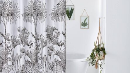 Cortinas de bano con diseno tropical en blanco y negro, resistentes a la humedad e ideales para banos modernos.