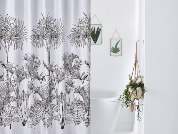 Cortinas de bano con diseno tropical en blanco y negro, resistentes a la humedad e ideales para banos modernos.