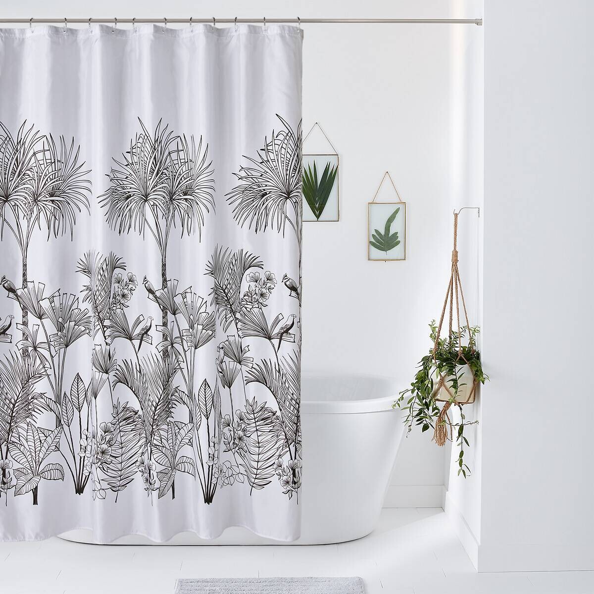 Cortinas de bano con diseno tropical en blanco y negro, resistentes a la humedad e ideales para banos modernos.