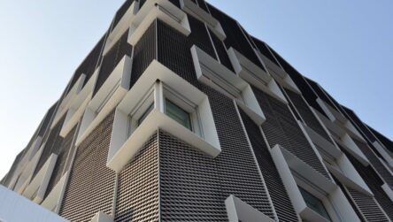 Metal desplegado aplicado en fachada arquitectónica moderna, una solución resistente y decorativa para proyectos de construcción y diseno