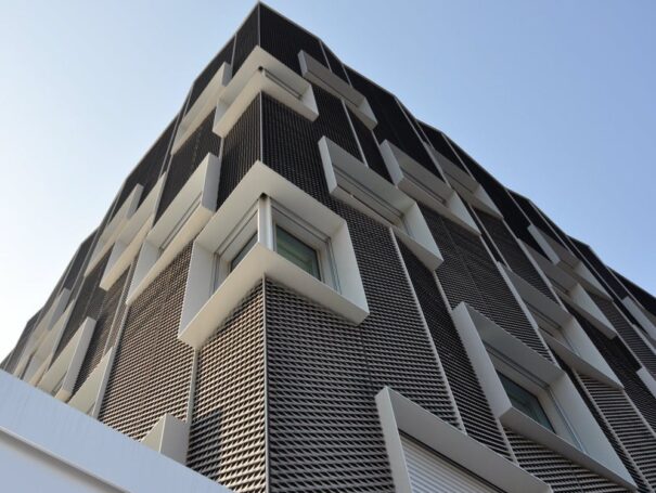 Metal desplegado aplicado en fachada arquitectónica moderna, una solución resistente y decorativa para proyectos de construcción y diseno