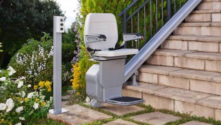 Silla salvaescaleras instalada en escalera exterior, una solucion practica y segura para personas mayores ofrecida por Ascensores Rosario.