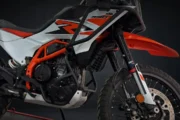 Accesorios clave para la KTM Adventure 390 R: protección, carga y confort en cada. Fotografía editorial relacionada con accesorios KTM Adventure 390 R. publicada en Novedades Web