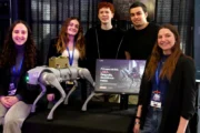 Adolescentes argentinos crean un perro robot que podría asistir en rescates. Fotografía editorial relacionada con perro robot de rescate. publicada en Novedades Web