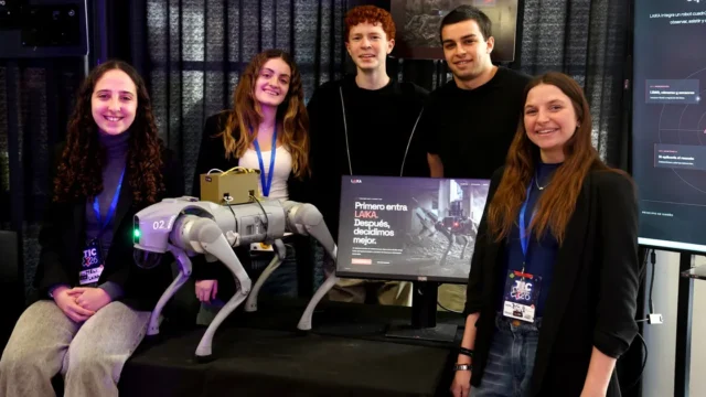 Adolescentes argentinos crean un perro robot que podría asistir en rescates. Fotografía editorial relacionada con perro robot de rescate. publicada en Novedades Web