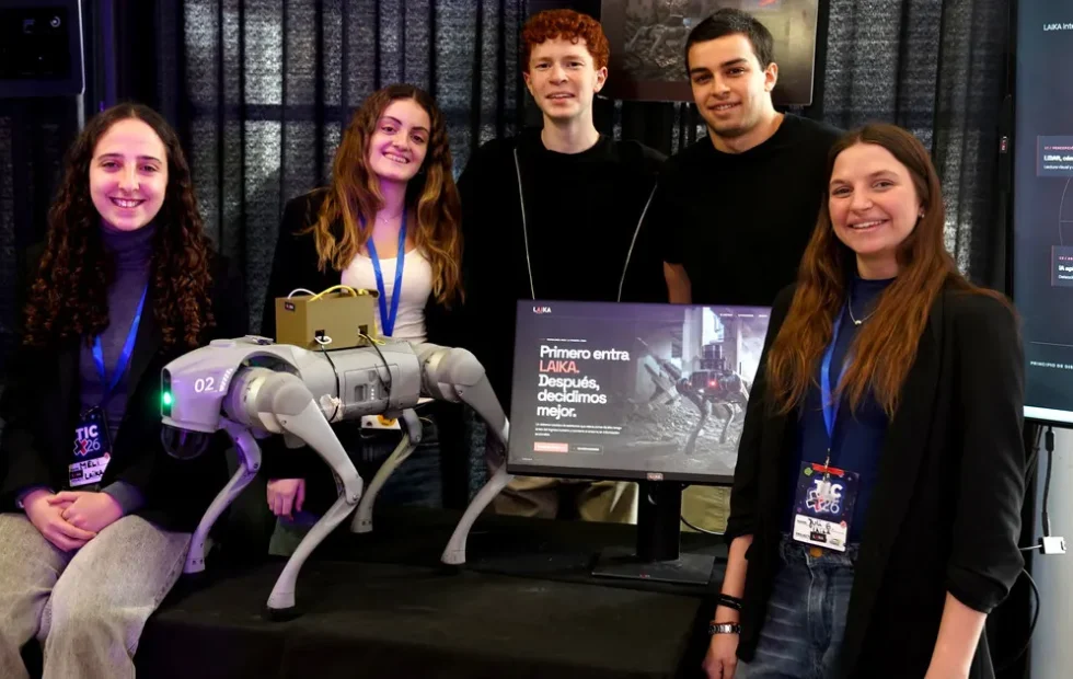 Adolescentes argentinos crean un perro robot que podría asistir en rescates. Fotografía editorial relacionada con perro robot de rescate. publicada en Novedades Web