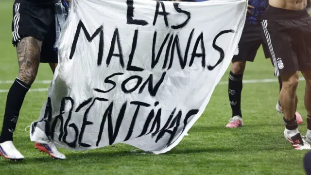 Argentina vence a Inglaterra y revive una memoria que trasciende el fútbol. Fotografía editorial relacionada con Argentina Inglaterra fútbol memoria. publicada en Novedades Web