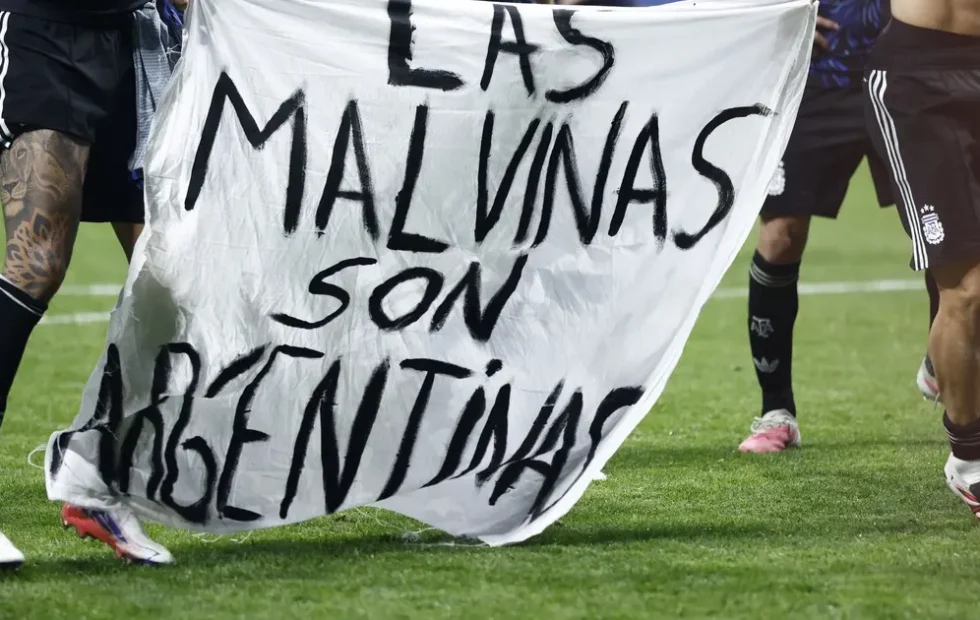 Argentina vence a Inglaterra y revive una memoria que trasciende el fútbol. Fotografía editorial relacionada con Argentina Inglaterra fútbol memoria. publicada en Novedades Web