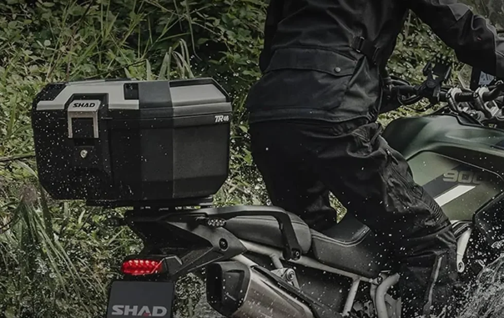 Baúles SHAD: más espacio y comodidad para viajar en moto con estilo y seguridad. Fotografía editorial relacionada con baúles SHAD para moto. publicada en Novedades Web