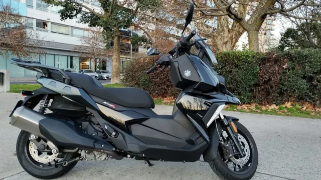 BMW C400X: el scooter urbano que combina agilidad y tecnología premium. Fotografía editorial relacionada con BMW C400X scooter premium. publicada en Novedades Web