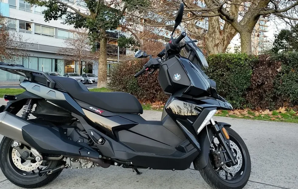 BMW C400X: el scooter urbano que combina agilidad y tecnología premium. Fotografía editorial relacionada con BMW C400X scooter premium. publicada en Novedades Web