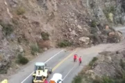 Corte en la Ruta 40 por un derrumbe en el Camino de los Siete Lagos. Fotografía editorial relacionada con corte Ruta 40 Siete Lagos. publicada en Novedades Web