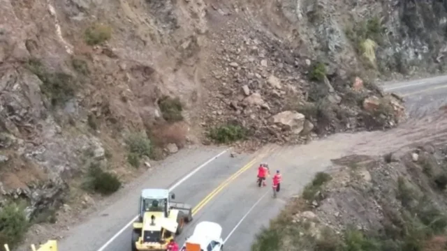 Corte en la Ruta 40 por un derrumbe en el Camino de los Siete Lagos. Fotografía editorial relacionada con corte Ruta 40 Siete Lagos. publicada en Novedades Web