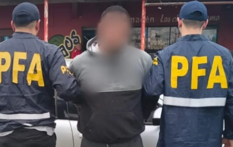 Detienen en Merlo a un albañil acusado de abusar de menores durante diez años. Fotografía editorial relacionada con Detienen Merlo albañil acusado abusar. publicada en Novedades We