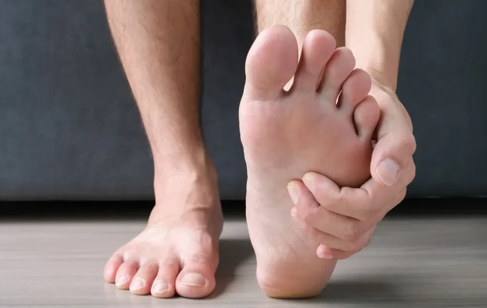 Dolor en pies y tobillos: cómo distinguir artrosis de artritis y aliviar el malestar. Imagen destacada sobre dolor en pies y tobillos. publicada en Novedades Web