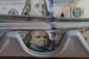 El dólar blue mantiene tensión en la city y amplía brecha con los financieros. Fotografía editorial relacionada con dólar blue hoy. publicada en Novedades Web
