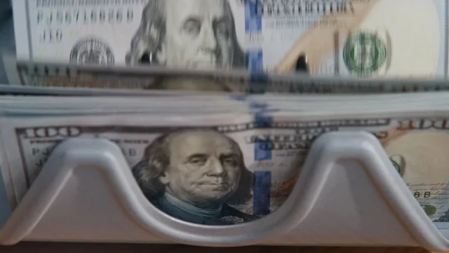 El dólar blue mantiene tensión en la city y amplía brecha con los financieros. Fotografía editorial relacionada con dólar blue hoy. publicada en Novedades Web