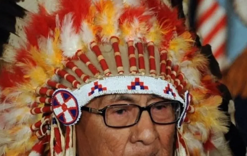 Joseph Medicine Crow: el soldado crow que robó caballos a los nazis. Imagen destacada sobre Joseph Medicine Crow. publicada en Novedades Web