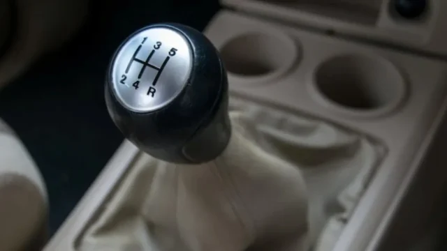 Manejar un auto manual: el estímulo mental que vuelve al cerebro más activo. Imagen destacada sobre manejar un auto manual. publicada en Novedades Web