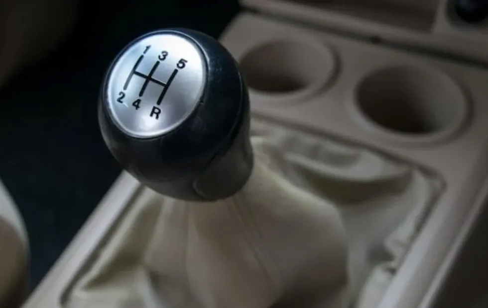 Manejar un auto manual: el estímulo mental que vuelve al cerebro más activo. Imagen destacada sobre manejar un auto manual. publicada en Novedades Web