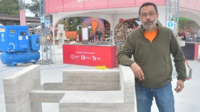 Mauricio Guajardo ganó la Bienal del Chaco con un cubo de piedra y vacío. Imagen destacada sobre Bienal del Chaco. publicada en Novedades Web