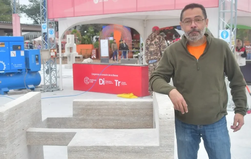 Mauricio Guajardo ganó la Bienal del Chaco con un cubo de piedra y vacío. Imagen destacada sobre Bienal del Chaco. publicada en Novedades Web