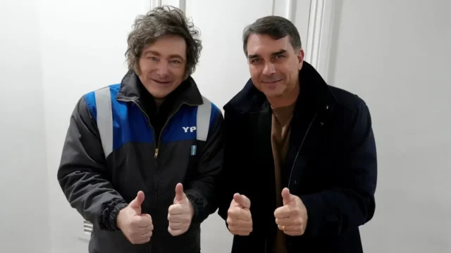 Milei viaja a Brasil para respaldar la candidatura de Flávio Bolsonaro. Imagen destacada sobre Milei viaja a Brasil. publicada en Novedades Web
