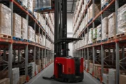Raymond 7730 Reach Truck: eficiencia y altura para depósitos industriales. Imagen destacada sobre Raymond 7730 Reach Truck. publicada en Novedades Web