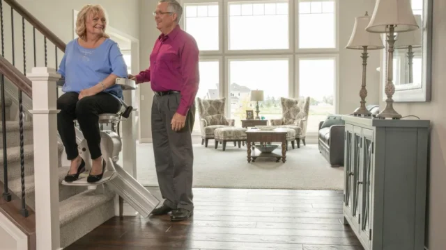 Silla para escaleras: 5 razones para mejorar la accesibilidad del hogar. Imagen destacada sobre silla para escaleras. publicada en Novedades Web