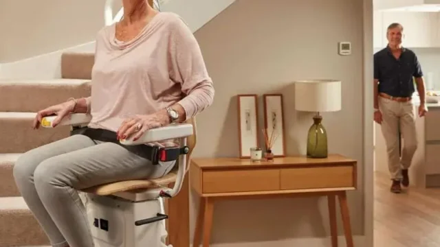 Sillas para escaleras: la alternativa segura y accesible que evita mudanzas. Imagen destacada sobre sillas para escaleras. publicada en Novedades Web