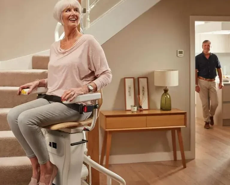 Sillas para escaleras: la alternativa segura y accesible que evita mudanzas. Imagen destacada sobre sillas para escaleras. publicada en Novedades Web