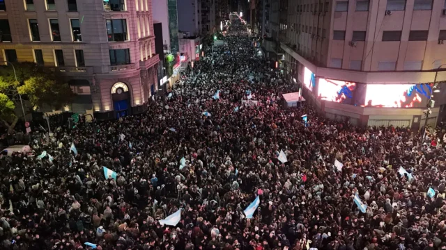 Tragedia en Caballito: un hincha murió de un infarto durante Argentina–Suiza. Fotografía editorial relacionada con muerte infarto Caballito. publicada en Novedades Web