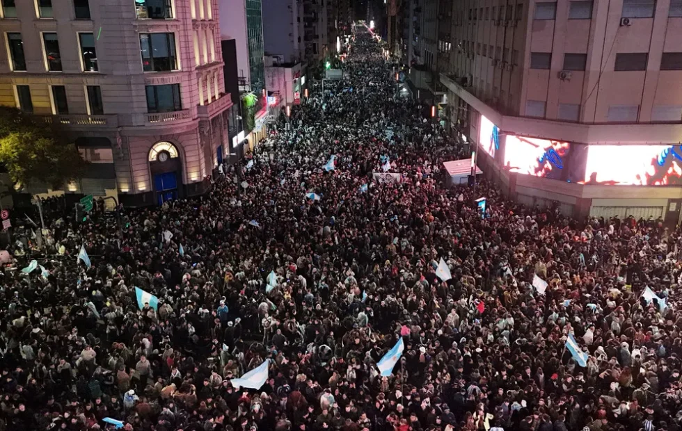 Tragedia en Caballito: un hincha murió de un infarto durante Argentina–Suiza. Fotografía editorial relacionada con muerte infarto Caballito. publicada en Novedades Web