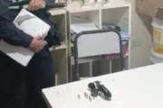 Alarma por un arma cargada en una escuela de Tucumán tras otro disparo. Imagen destacada sobre arma cargada en una escuela. publicada en Novedades Web