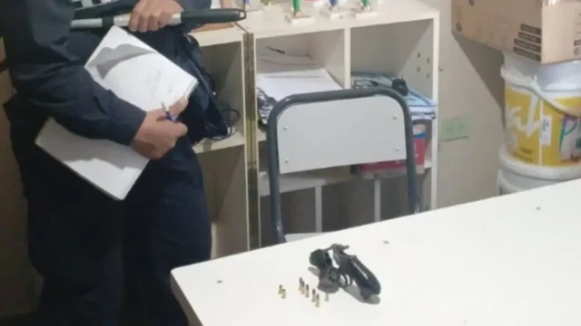 Alarma por un arma cargada en una escuela de Tucumán tras otro disparo. Imagen destacada sobre arma cargada en una escuela. publicada en Novedades Web