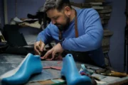 Antonio Ávalos, el artesano que diseña zapatos para bailar tango. Fotografía editorial relacionada con zapatos de tango. publicada en Novedades Web