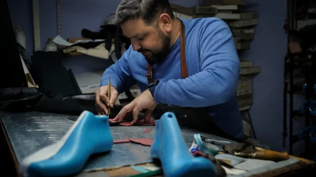 Antonio Ávalos, el artesano que diseña zapatos para bailar tango. Fotografía editorial relacionada con zapatos de tango. publicada en Novedades Web