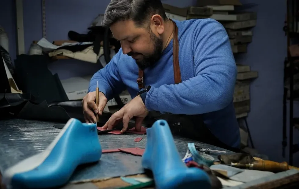 Antonio Ávalos, el artesano que diseña zapatos para bailar tango. Fotografía editorial relacionada con zapatos de tango. publicada en Novedades Web