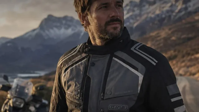 Cómo elegir una campera para viajar en moto según cada aventura. Imagen destacada sobre campera para viajar en moto. publicada en Novedades Web