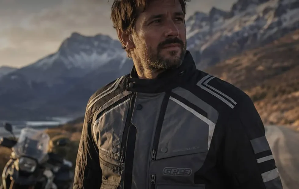 Cómo elegir una campera para viajar en moto según cada aventura. Imagen destacada sobre campera para viajar en moto. publicada en Novedades Web